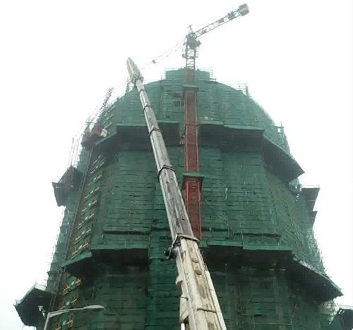 番禺吊车在工地上作业